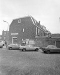 881038 Gezicht op de zijgevel van het pand Van Humboldtstraat 34 te Utrecht, vanaf de Van 's-Gravesnadestraat.